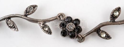 Ezüst(Ag) virágmintás nyaklánc, apró szintetikus kövekkel, hiánnyal, jelzett, h: 40 cm, bruttó: 19,9...