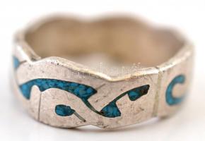 Ezüst(Ag) gyűrű, zománcberakással, jelzett, sérülésekkel, méret: 64, bruttó: 7,4 g