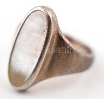 Ezüst(Ag) gyűrű, gyöngyház berakással, jelzett, méret: 50, bruttó: 5,9 g