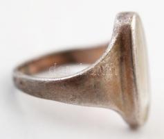 Ezüst(Ag) gyűrű, gyöngyház berakással, jelzett, méret: 50, bruttó: 5,9 g