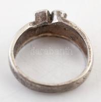 Ezüst(Ag) gyűrű apró kövekkel, jelzett, deformációval, méret: 52, bruttó: 4,8 g