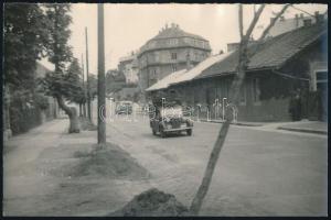 cca 1950 Budapest, külváros autókkal, fotó, hátulján feliratozva, 12×18 cm