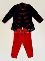 Huszár egyenruha és felöltő gyermek méretben. Nadrágon megvarrt szakadással. Tiller Mór udvari száll...