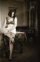 cca 1972 Erotikus és pornográf fotónegatívok, 14 felvétel egy tekercsen, 5,5×5,5 cm