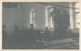 Munkács, Mukacevo; Zsidó iskola fiatalokkal, zsinagóga belső / Jewish school with children, synagogue interior, photo