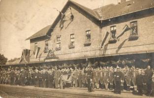 1913 Salgótarján-Főtér, vasútállomás (Kisállomás) átadási ünnepsége darutollas cserkészekkel és tűzoltókkal. Rapid Fotó Szalon photo (fa)