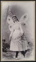cca 1900 Lány pillangójelmezben, keményhátú fotó Papp Albert győri műterméből, 13,5ú8 cm