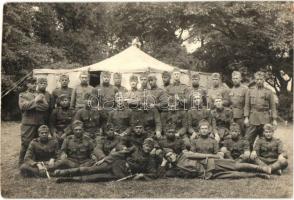 Győr, Magyar katonák csoportképe sátor előtt. Hungária Fényképészet / Hungarian soldiers group photo in front of a tent (fl)