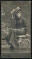 cca 1910 Bp., Kalapos hölgy műtermi fotója, keményhátú fotó Goszleth és Fia műterméből, 21×12 cm