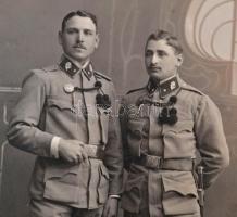 cca 1900-1920 5 db katonákat ábrázoló műtermi keményhátú fotó, 9x6 és 15x10 cm közti méretben