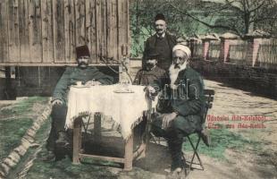 1909 Ada Kaleh, pipázó törökök és katona a kávéház udvarán. Ali Mehmed 33. / Turkish men and a soldier smoking pipes in a cafe (EK)