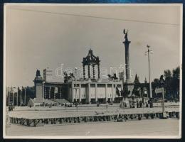 1938 Budapest, Hősök tere, Nemzetközi Eucharisztikus Kongresszus, fotó, 8,5×11,5 cm + díjtalan betétlap az utazási igazolványhoz, a Hősök terén lévő rendezvény térképével