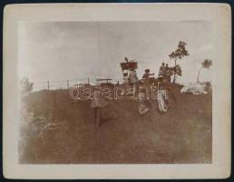 cca 1908 Dobogókői kilátó úri társasággal és tehénnel, kartonra kasírozott fotó, hátoldalon feliratozva, 10×13 cm