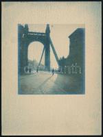 cca 1930 Budapest, Erzsébet híd pesti hídfő, Földeák Ibi fotóművész hagyatékából, művészfólián keresztül másolva, vegyileg kékre színezve, jelzetlen, 24×18 cm