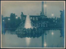 cca 1930 Budapest, Hősök tere szökőkúttal, Földeák Ibi fotóművész hagyatékából, fotó vegyileg kékre színezve, jelzetlen, 17×23 cm