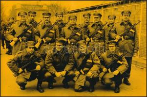 cca 1985 Munkásőrök, 2 db csoportkép, az egyik hátulján pecséttel jelzett (Antal István), különböző ...