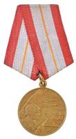 Szovjetunió 1978. 60 éves a Szovjet Fegyveres Erők sárgaréz kitüntetés mellszalagon T:1- Soviet Union 1978. 60 Years of the Armed Forces of the USSR brass medal with ribbon C:AU