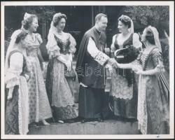 1962 Hölgyek a Washingtonban tartott magyar Szent István mise után, hátoldalon a résztvevők neveinek felsorolásával (gróf Teleki Gézáné, Felsőeőry-Fülöp Gabriella, stb.), fotó, 20×25 cm