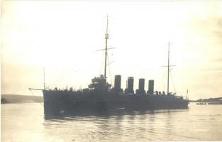 SMS Admiral Spaun az Osztrák-Magyar Haditengerészet gyorscirkálója / Austro-Hungarian Navy K.u.K. Kriegsmarine light cruiser. Phot. Alois Beer. Verlag Schrinner, Pola 1912.