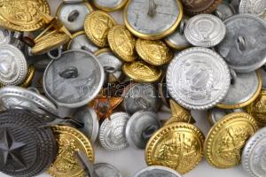 Különféle katonai váll-lapok (közte határőr is) és katonai gombok