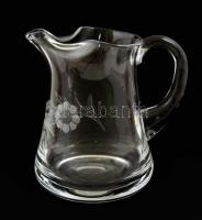 3 db üvegtárgy: 2 db kancsó, 1 db kiöntő, jelzés nélkül, kis kopásokkal, különböző méretben