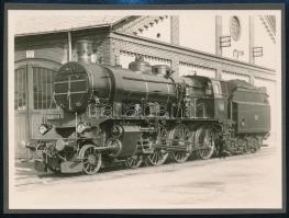 cca 1920-1930 SB/DV 109 sorozatú, 302-es pályaszámú MÁV mozdony, albumlapra ragasztott fotó, 12×16,5 cm / SB/DV 109 locomotive, photo