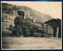 cca 1910-1930 A cs. kir. osztrák Államvasutak (kkStB) 60 sorozatú mozdony, később MÁV 330 sorozat, kartonra ragasztott fotó, 8,5×10,5 cm / k.k. Staatsbahnen kkStB 60 locomotive, photo