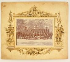 cca 1910 Osztrák-magyar katonák csoportképe, díszes kartonra kasírozva, Glück József győri műintézetéből, képméret: 16,5x22,5 cm
