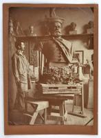 cca 1910 Nyárádszereda, Horváth Géza szobrászművész műtermében Bocskay szobrával, kartonra kasírozva, 16x11,5 cm