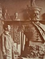 cca 1910 Nyárádszereda, Horváth Géza szobrászművész műtermében Bocskay szobrával, kartonra kasírozva...
