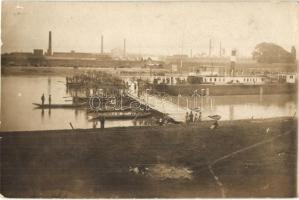 Komárom, Komárno; Hajóhíd (pontonhíd) építése a Dunán / building of a pontoon bridge over the Danube. photo (EK)