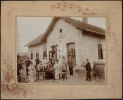 cca 1900 Vulkán (Erdély) Vasútállomás, italozó társaság csoportképével, díszes kartonra kasírozva, 17x23 cm / railway station, group photo, 17x23 cm