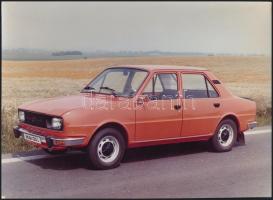 cca 1976-1980 Škoda 120 L típusú autó, fotó, sarkain kis törésnyomokkal, 18×24 cm