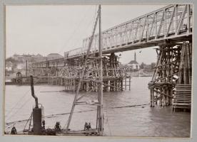 cca 1880-1890 Díszesen aranyozott egészbőr vasúti témájú fotóalbum, egyedi Gottermayer-kötésben, ara...