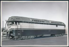 cca 1962 VR Dr 13 sorozatú dízelmozdony, retusált fotó, 12×17 cm / VR Class Dr13 diesel locomotive
