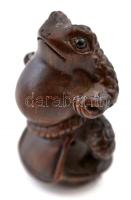 Béka formájú necuke. Cseresznyefa, alján jelzett / Frog netsuke, cherrywood. Signed. 48 mm