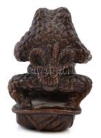 Béka formájú necuke. Cseresznyefa, alján jelzett / Frog netsuke, cherrywood. Signed. 48 mm