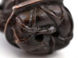 Béka formájú necuke. Cseresznyefa, alján jelzett / Frog netsuke, cherrywood. Signed. 48 mm