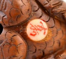 Kakas necuke. puszpáng, jelzett / Cock netsuke, boxwood. Signed. 46 mm