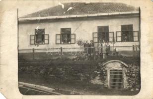 1927 Szomolnok, Schmölnitz, Smolnik; családi csoportkép a ház előtt / family by their house. group photo (b)