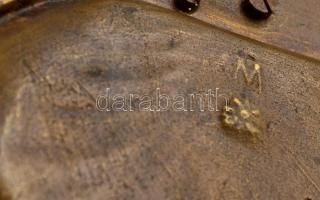 Jelzett (M) szarvasos hamutál, m:12 cm, 15×15 cm