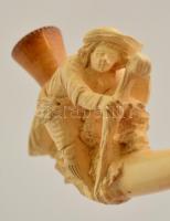 Faragott tajtékpipa, eredeti tokjában, m: 9 cm