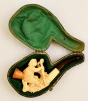 Faragott tajtékpipa, eredeti tokjában, m: 9 cm