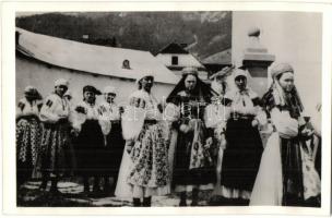 Torockó, Rimetea; népviselet, nők az utcán / Transylvanian folklore on the street