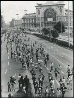 cca 1960-1970 Budapest, futóverseny a Keleti pályaudvarnál, sajtófotó, hátulján feliratozva, 12×9 cm