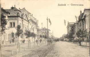 Szolnok, Gorove utca, magyar zászlók (EK)