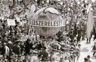 1961 Május 1. Felvonulás Budapesten, Kotnyek Antal (1921-1990) képriportja, 34 db vintage negatív, 2...