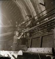 cca 1957 Budapest, földalatti villamos (metró) építkezésről készült 15 db vintage negatív Kotnyek Antal (1921-1990) budapesti fotóriporter hagyatékából, 6x6 cm