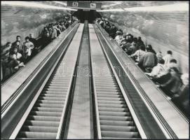 cca 1980 Budapest, különféle metróállomások aluljárói és mozgólépcsői feliratok nélkül, 13 db vintage fotó, 18x24 cm