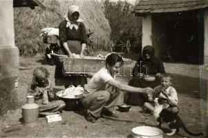 cca 1960 Tiszavölgyi József (1909-?) budapesti fotóriporter hagyatékából 13 db vintage negatív külön...